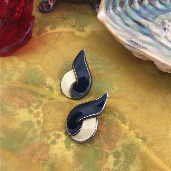 Vintage Navy & Cream Enamel Earrings Pierced Stud 1980’s - Picture 6 of 11